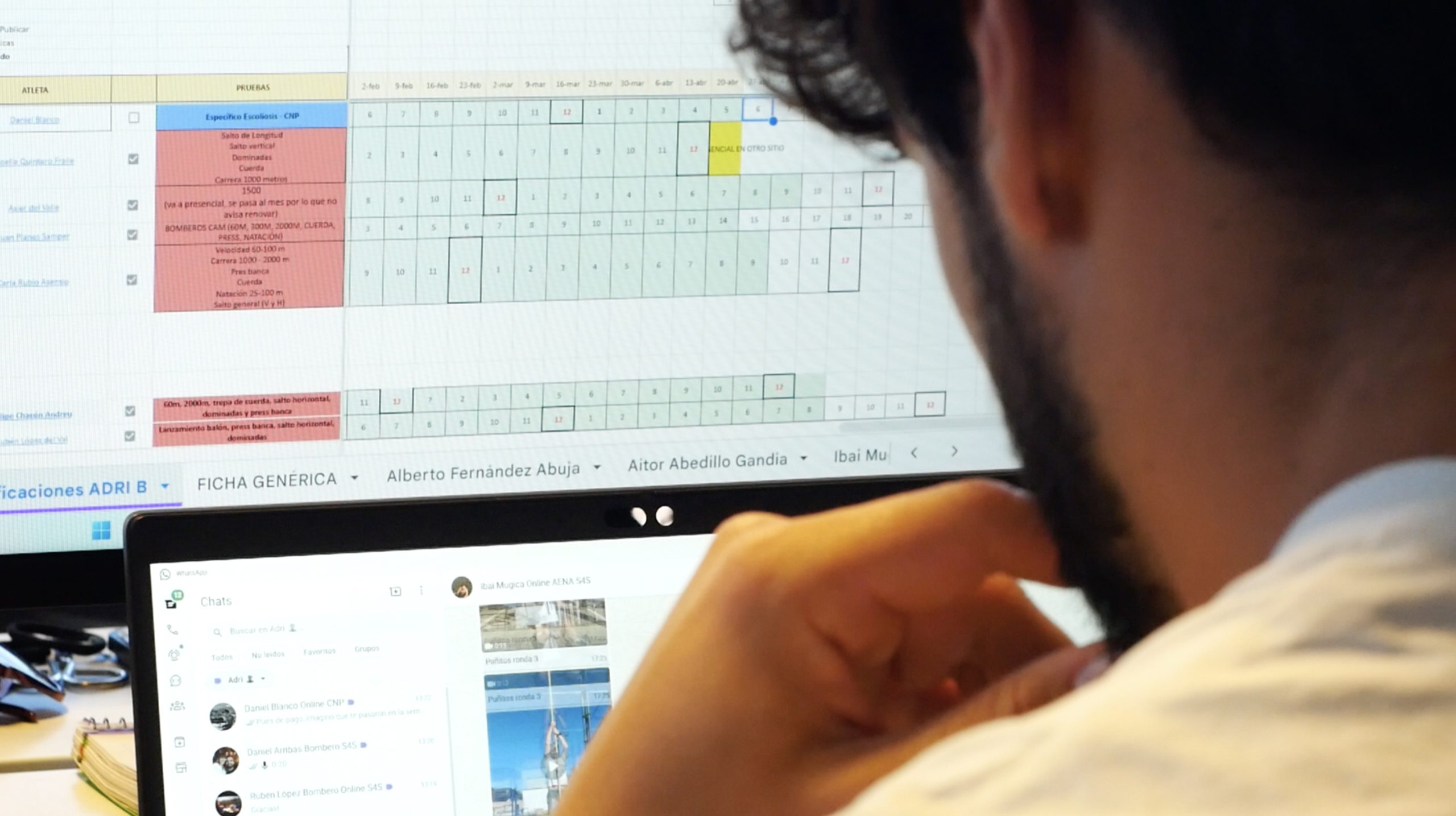 Preparador S4S analizando vídeo técnico de opositor en pantalla