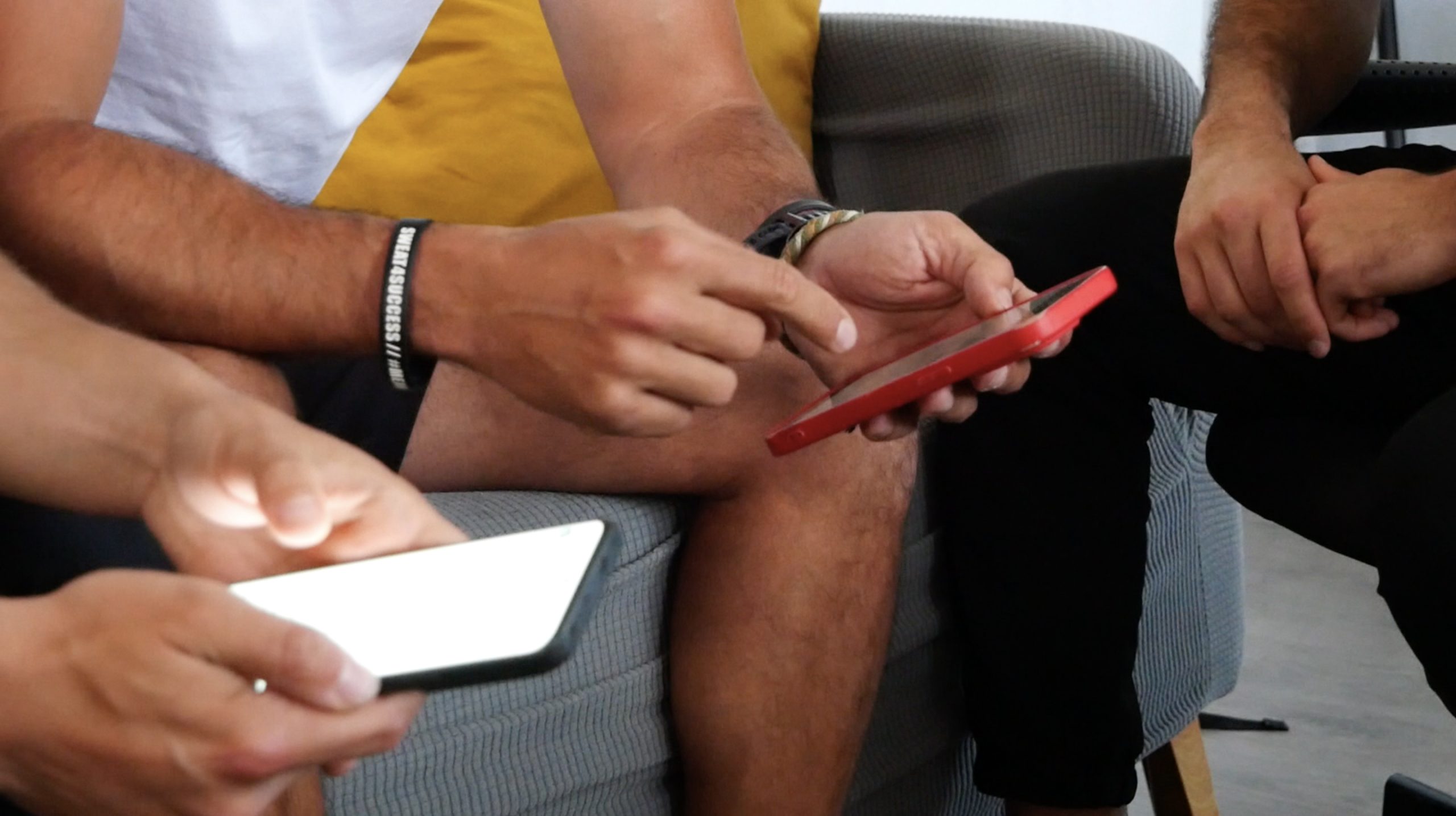 Manos revisando móviles — atención online S4S